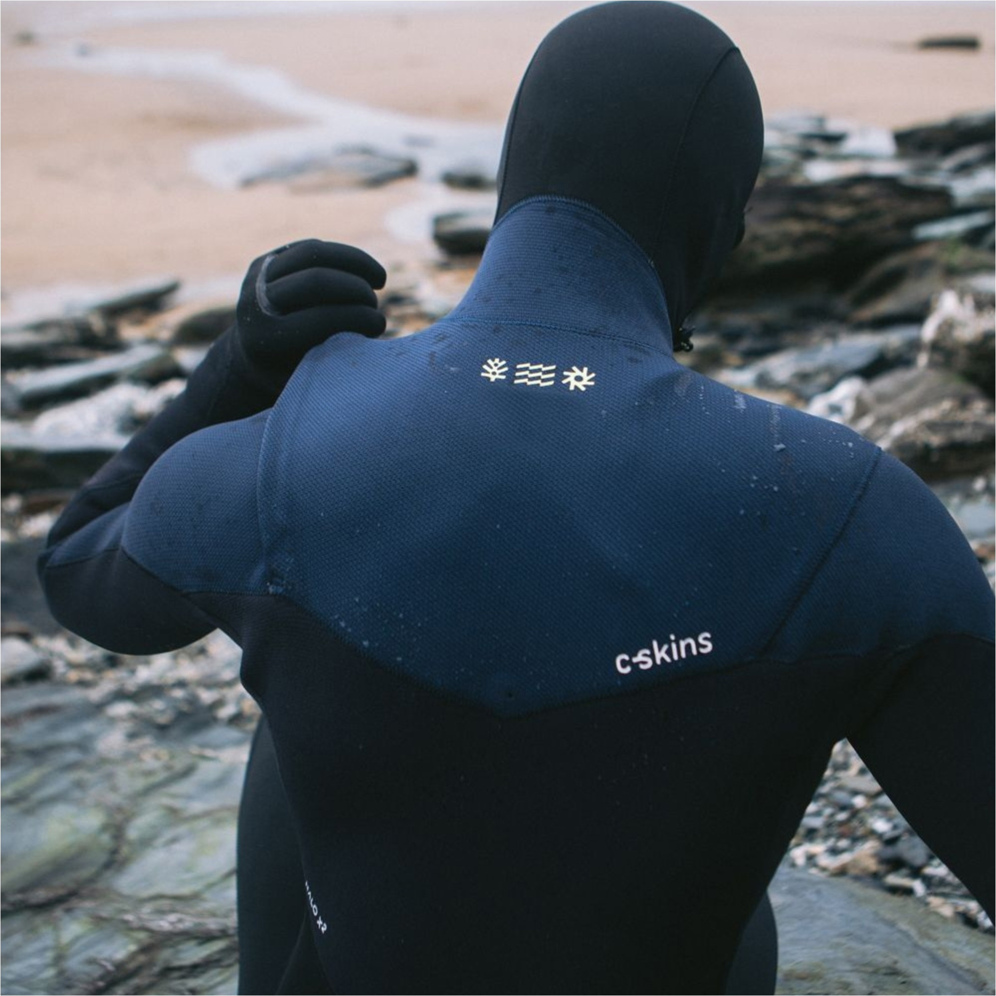2025 C-Skins Hombres NuWave ReWired 5/4mm Chest Zip Con Capucha Neopreno C-NRW54MH - Black / Black X / Bluestone X